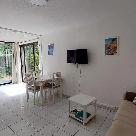 2 Pièces Avec Jardinet, Proche Et Forêt à - Fr-1-550-64 *