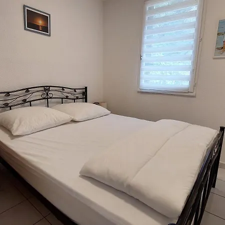 2 Pièces Avec Jardinet, Proche Et Forêt à - Fr-1-550-64 Apartamento